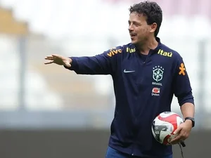 Contra o Uruguai, Fernando Diniz encara o seu primeiro ‘grande desafio’ no comando da Seleção Brasileira