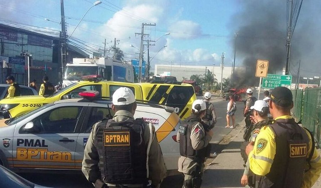 Carro pega fogo e fica parcialmente destruído em frente a shopping de Maceió