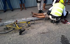 Ciclista perdeu o controle e bateu a cabeça no chão