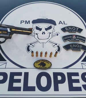 Polícia prende homem após localizar arma de fogo dentro de bolsa infantil, em Penedo