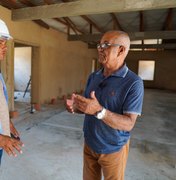 Japaratinga: prefeito Déo visita construção da Creche do Boqueirão