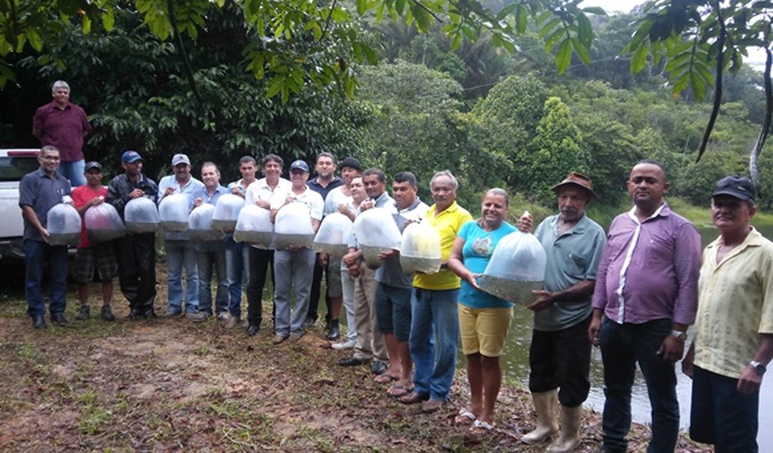 Seagri distribui 30 mil alevinos a agricultores familiares no Litoral e Sertão