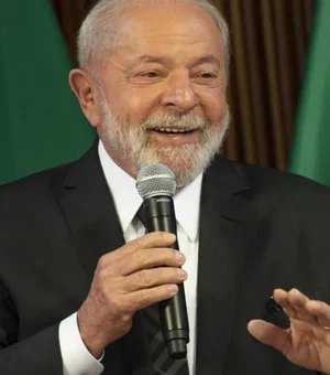 'A gente não pode permitir arsenais nas mãos de pessoas', diz Lula