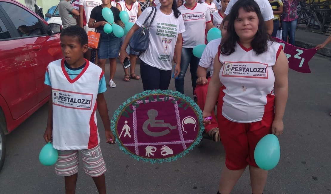 Pacientes especiais desfilam por ruas de Porto Calvo