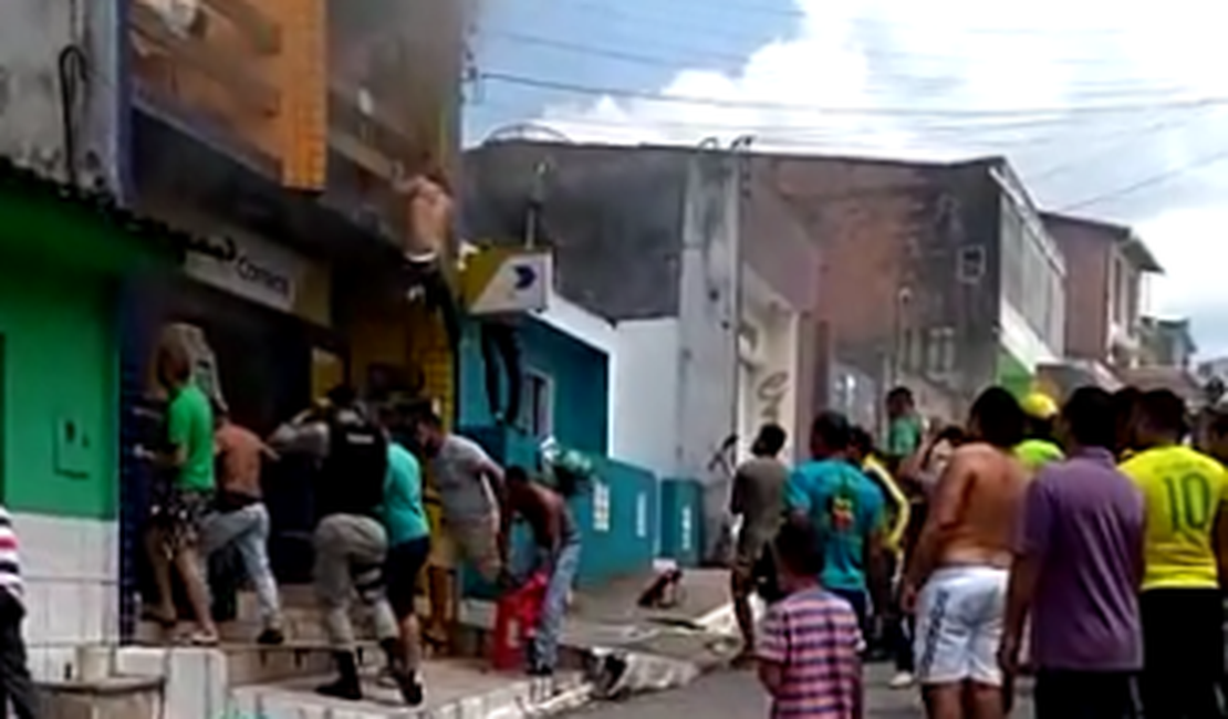 [Vídeo] Incêndio causa pânico em prédio dos Correios no interior