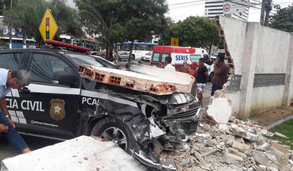 Viatura policial derruba muro do Quartel do Exército após acidente em Maceió