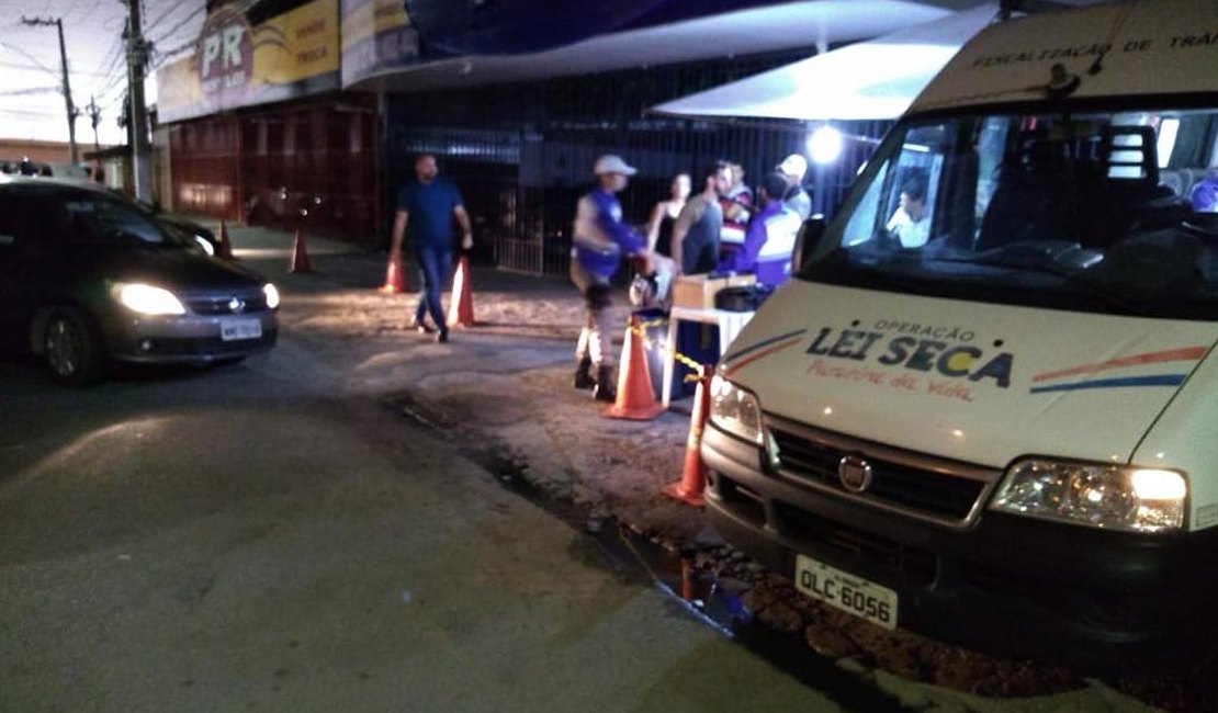 Operação Lei Seca autua cinco condutores em dois bairros de Maceió