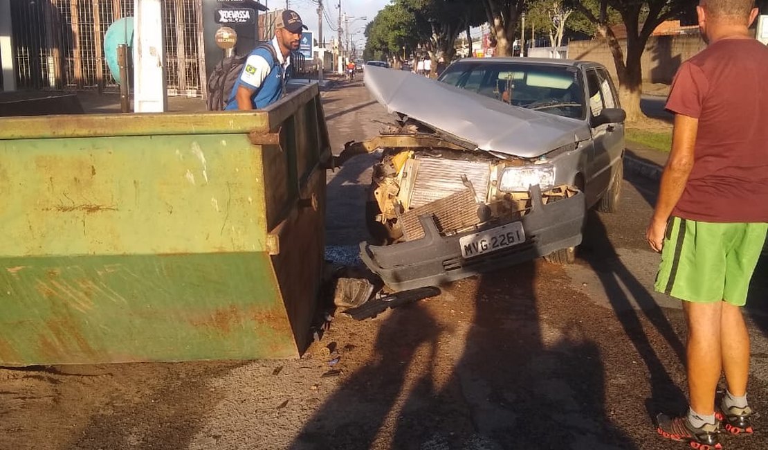 Carro colide em container de lixo colocado na Avenida Ceci Cunha