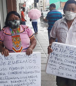 Venezuelanos pedem doações nas ruas de Palmeira dos Índios