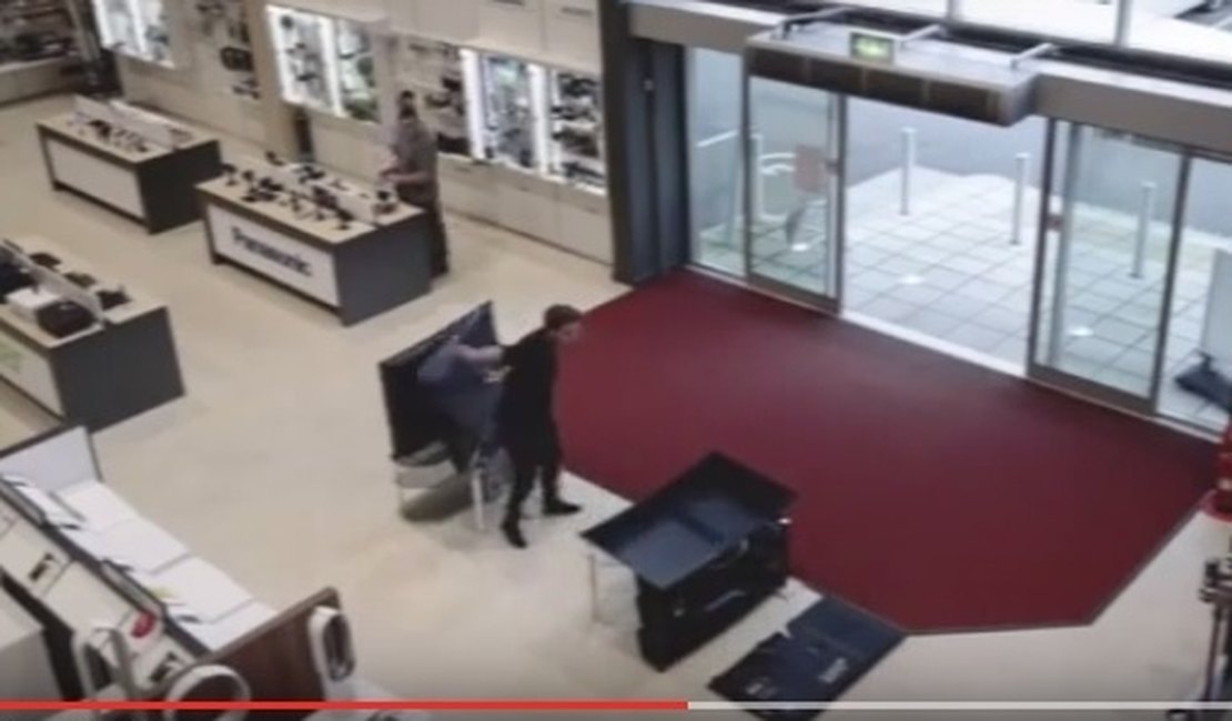[Vídeo] Cliente desastrado derruba TVs em loja e tem prejuízo de R$20 mil
