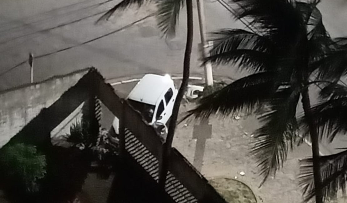 [Vídeo] Motorista perde controle de carro e destrói muro do Sindjornal