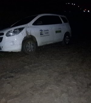 Carro do Conselho Tutelar fica atolado na zona rural de Taquarana