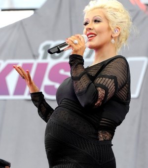 Christina Aguilera exibe barrigão com vestido justinho