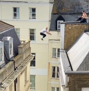 Homem pula sem proteção entre prédios de cinco andares e vídeo viraliza