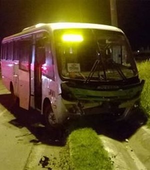 Colisão entre carro e micro-ônibus deixa duas pessoas feridas na BR-104