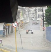Temporal deixa ruas alagadas e moradores 'ilhados' em São Miguel dos Campos