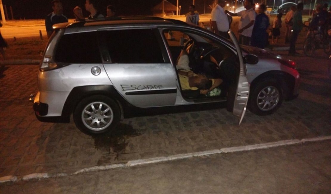 Homem é encontrado morto dentro de veículo em Maceió