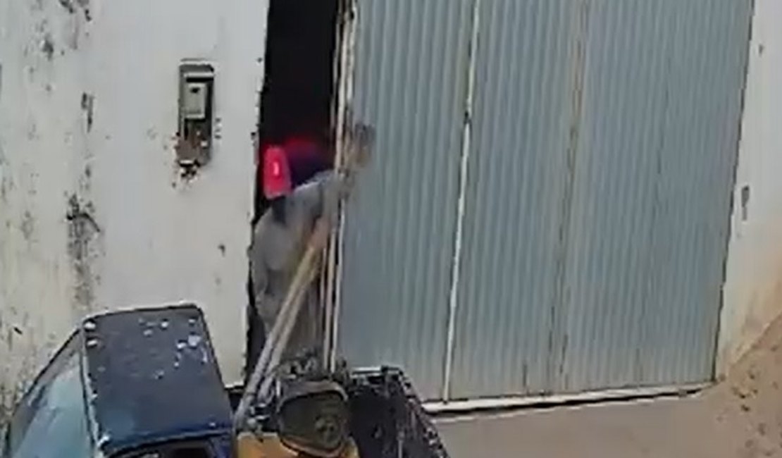 Dupla invade loja de material de construção e foge com produtos em caminhonete roubada