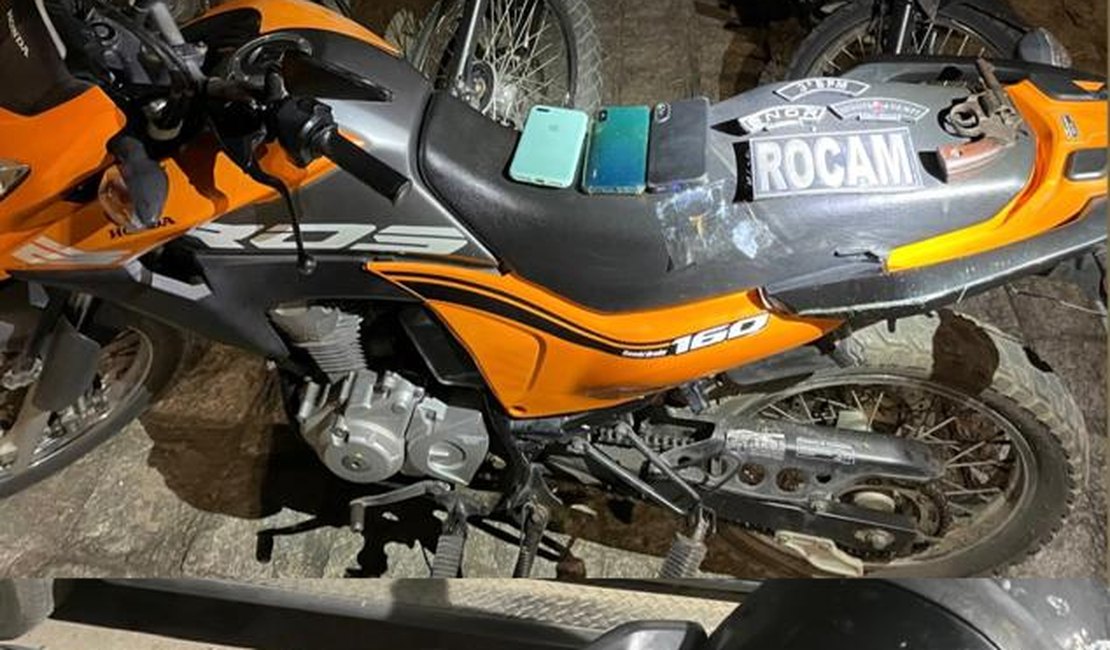 Dupla é presa em estrada vicinal após roubo de moto e celular, em Arapiraca