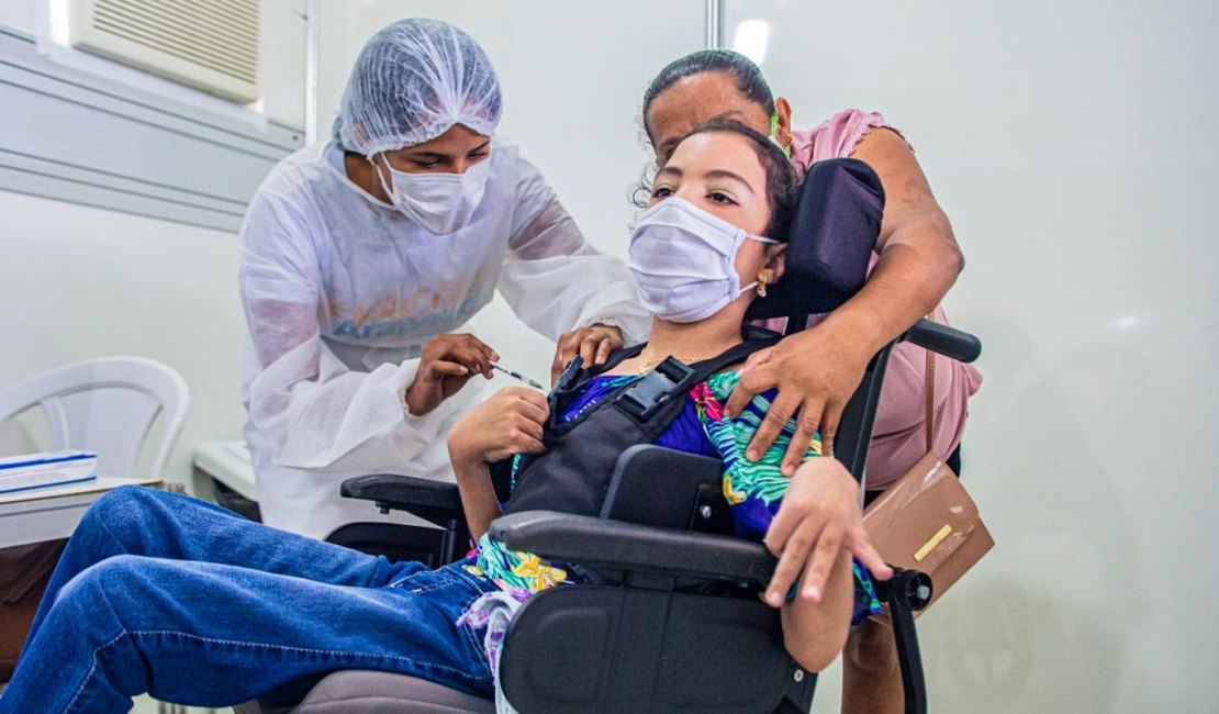 Crianças de Arapiraca com comorbidade ou deficiência permanente começam a ser vacinadas nesta quarta-feira (26)