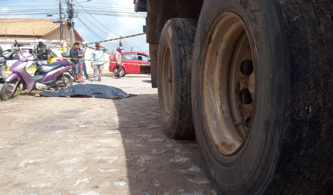 Mulher morre atropelada após tentar ultrapassar caminhão em Arapiraca