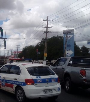 Com apoio do DER, SMTT de Arapiraca faz manutenção de semáforos na AL-220   