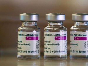 AstraZeneca admite efeito colateral raro da vacina contra covid-19