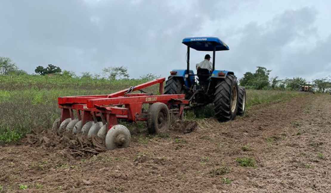 Prefeito Bueno Higino garante mais de 8 mil tarefas de terras aradas para agricultores em Coité do Nóia