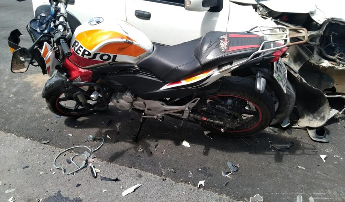 Colisão entre carro e moto deixa motoqueiro ferido em Porto Calvo