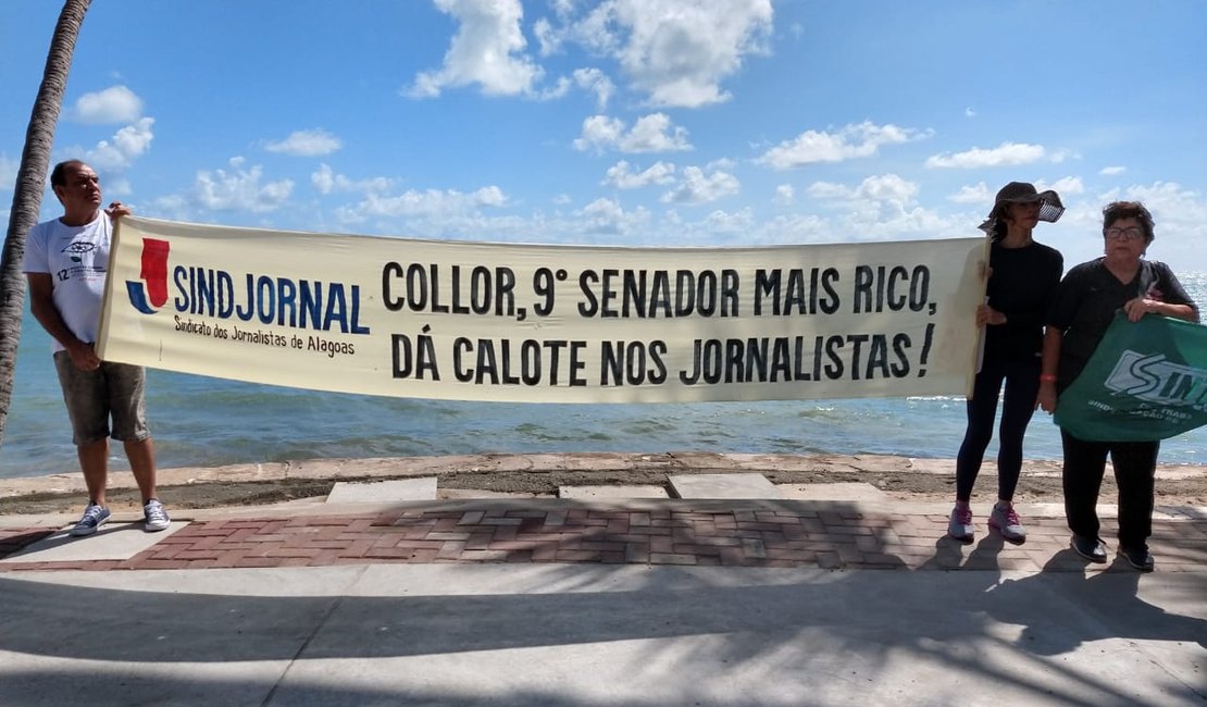 Sindjornal faz protesto na orla de Maceió contra o jornal Gazeta de Alagoas 