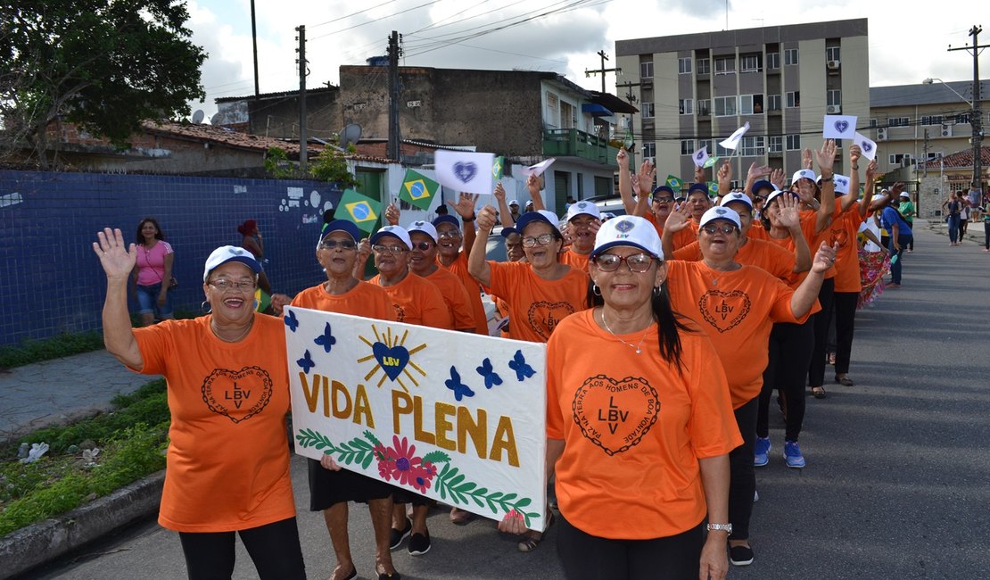 Crianças, adolescentes, idosos e famílias amparadas pela LBV promovem Desfile Cívico na parte alta de Maceió
