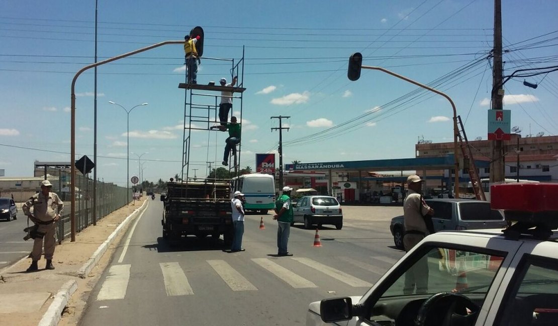Em parceria com o DER, SMTT de Arapiraca conserta semáforo na AL-220