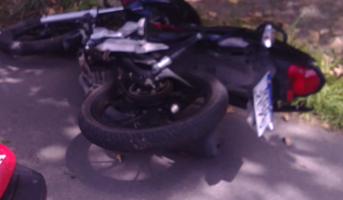 Colisão entre carro e moto deixa homem ferido na Santa Amélia