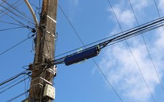 Pipas com cerol ficam enganchadas na rede elétrica de Maragogi