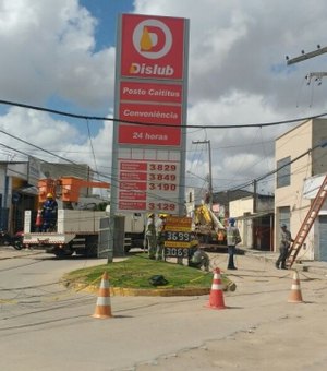 Caminhão derruba fiação elétrica e rua fica interditada em Arapiraca
