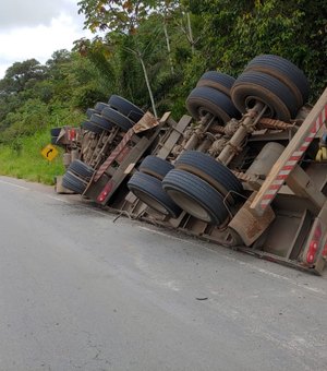 Caminhão não suporta peso da carga e tomba em Matriz de Camaragibe