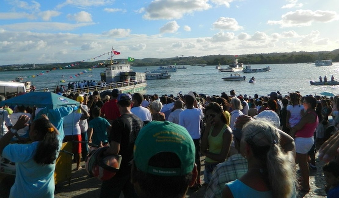 Multidão acompanha procissão de Bom Jesus dos Navegantes em Penedo
