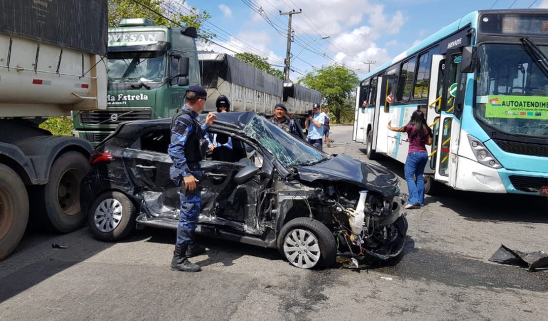Apresentador de TV fica preso a ferragens de carro após acidente em avenida de Fortaleza