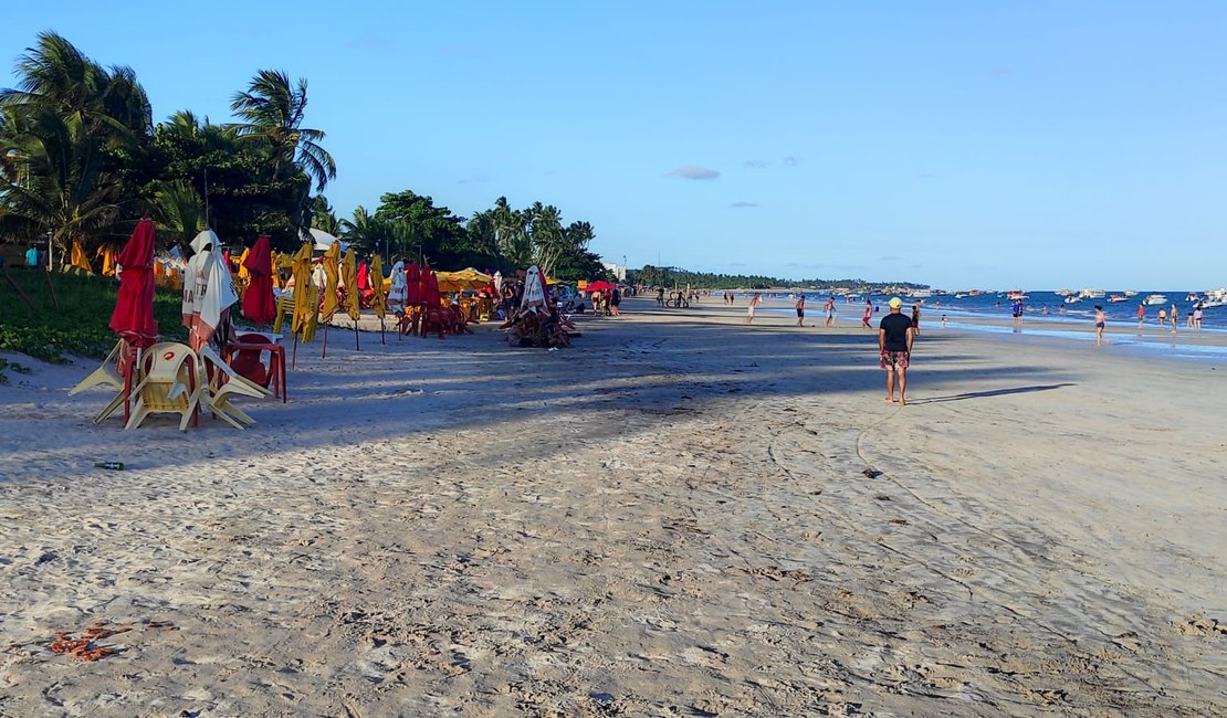 Embarcação na faixa de areia causa desentendimento entre moradores em Maragogi