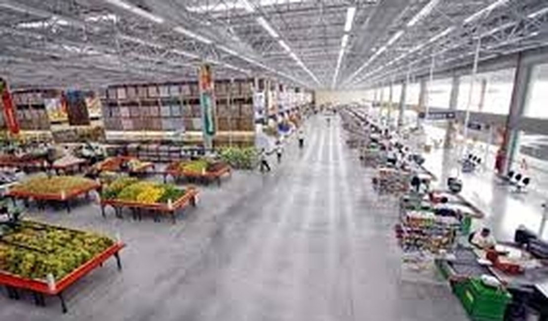 Supermercado é autuado por falta de acessibilidade e venda de produtos vencidos
