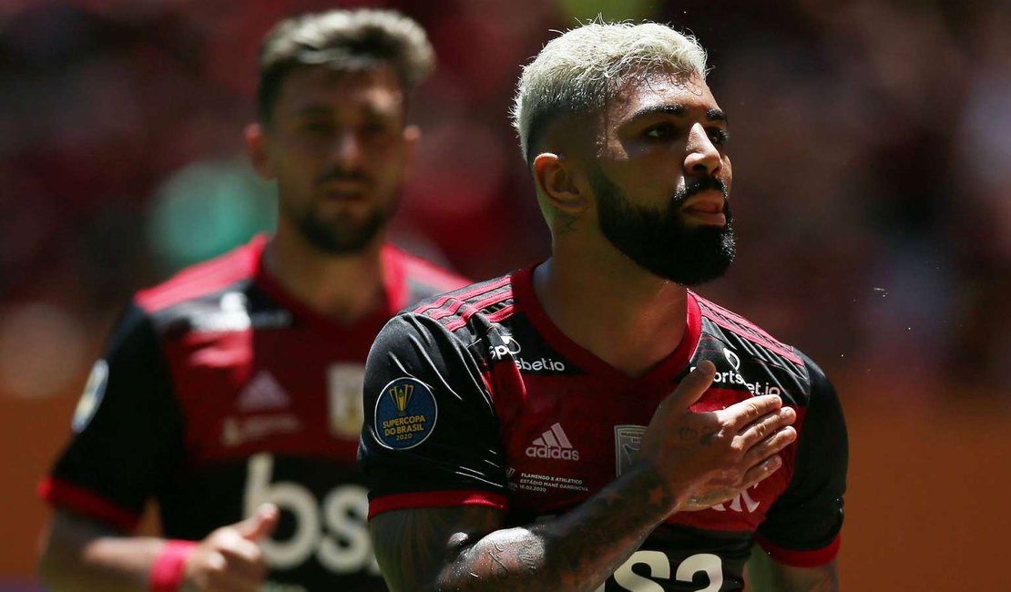 Ídolo do Flamengo, atacante Gabigol lança linha de chinelos