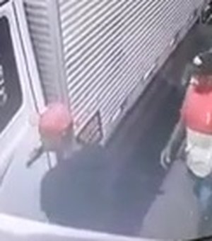 [Vídeo] Dupla arromba caminhão e rouba pertences de motorista em Arapiraca