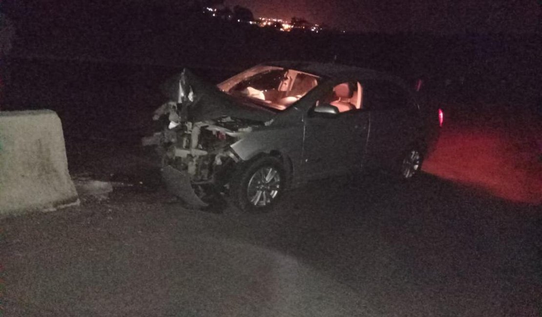 Condutor de veículo colide em mureta após tentar desviar de carro, em Limoeiro de Anadia