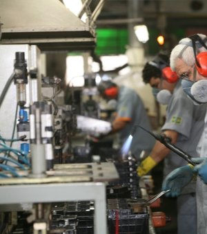 Produção e emprego na indústria mantêm queda em outubro