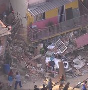 Mãe e filho estão sob escombros após casa desabar em Curicica
