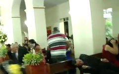 Homem atira contra testemunhas de casamento dentro de igreja