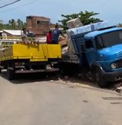 Caminhão desgovernado desce ladeira e atinge casas em Guaxuma