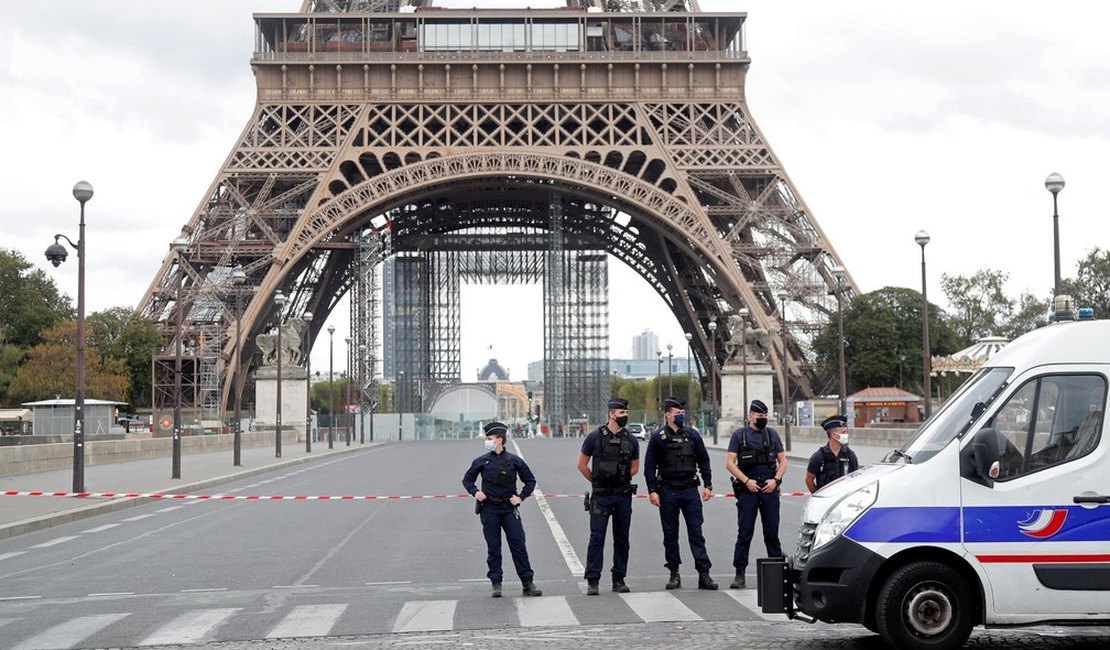 Torre Eiffel é esvaziada em Paris