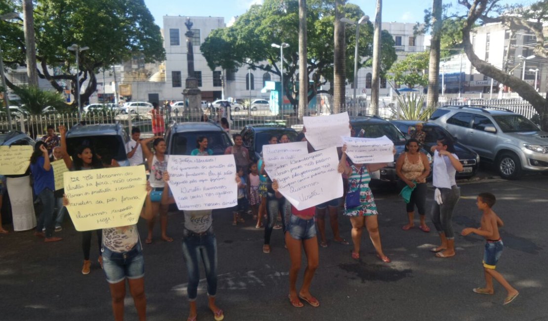 Esposas de presos protestam em frente à Assembleia e cobram direito de visitas