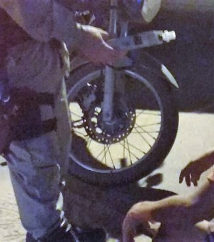 [Vídeo] Depois de acidente, motociclista ‘chupa’ bafômetro diante dos policiais